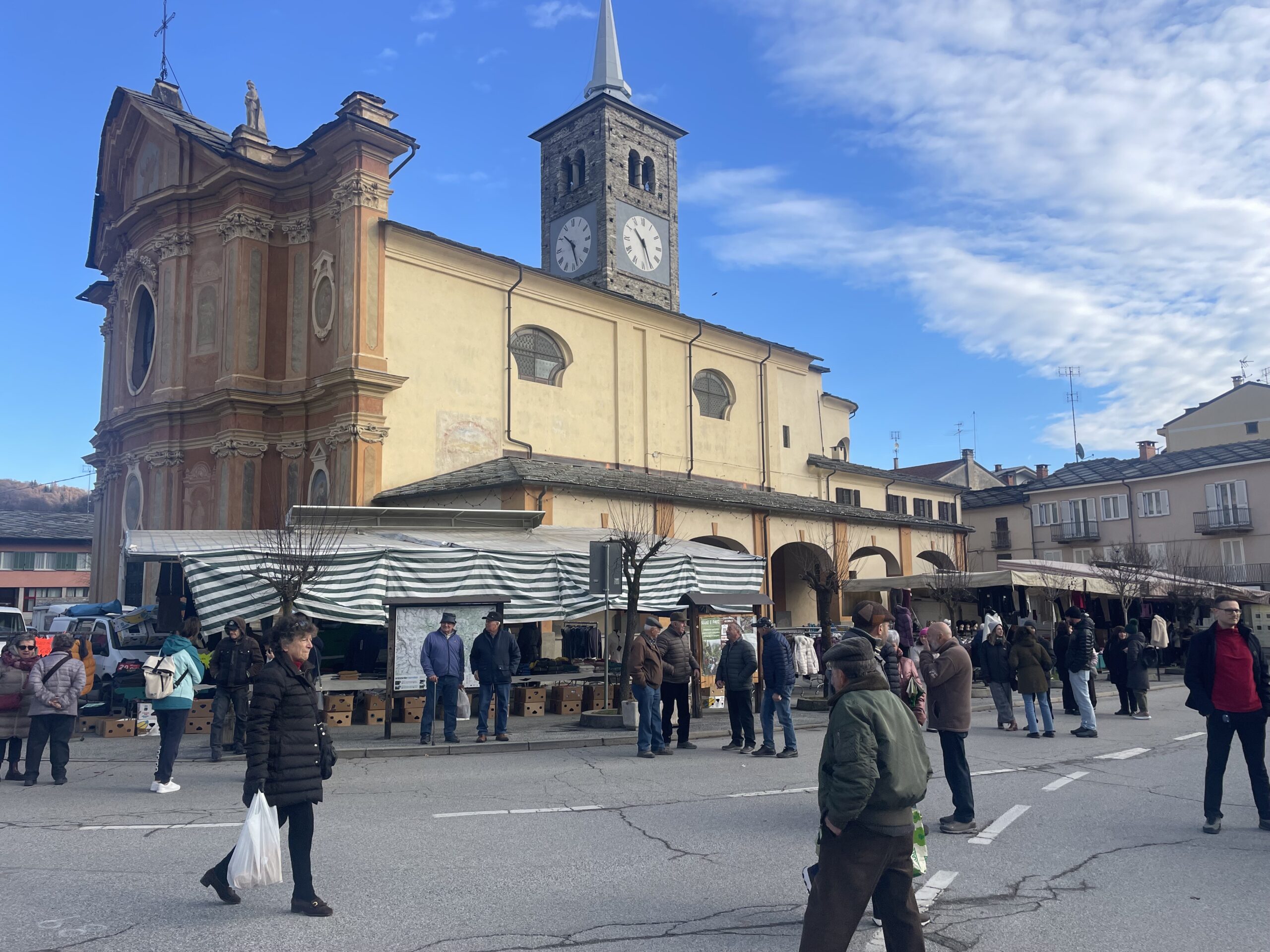Paesana, mercato