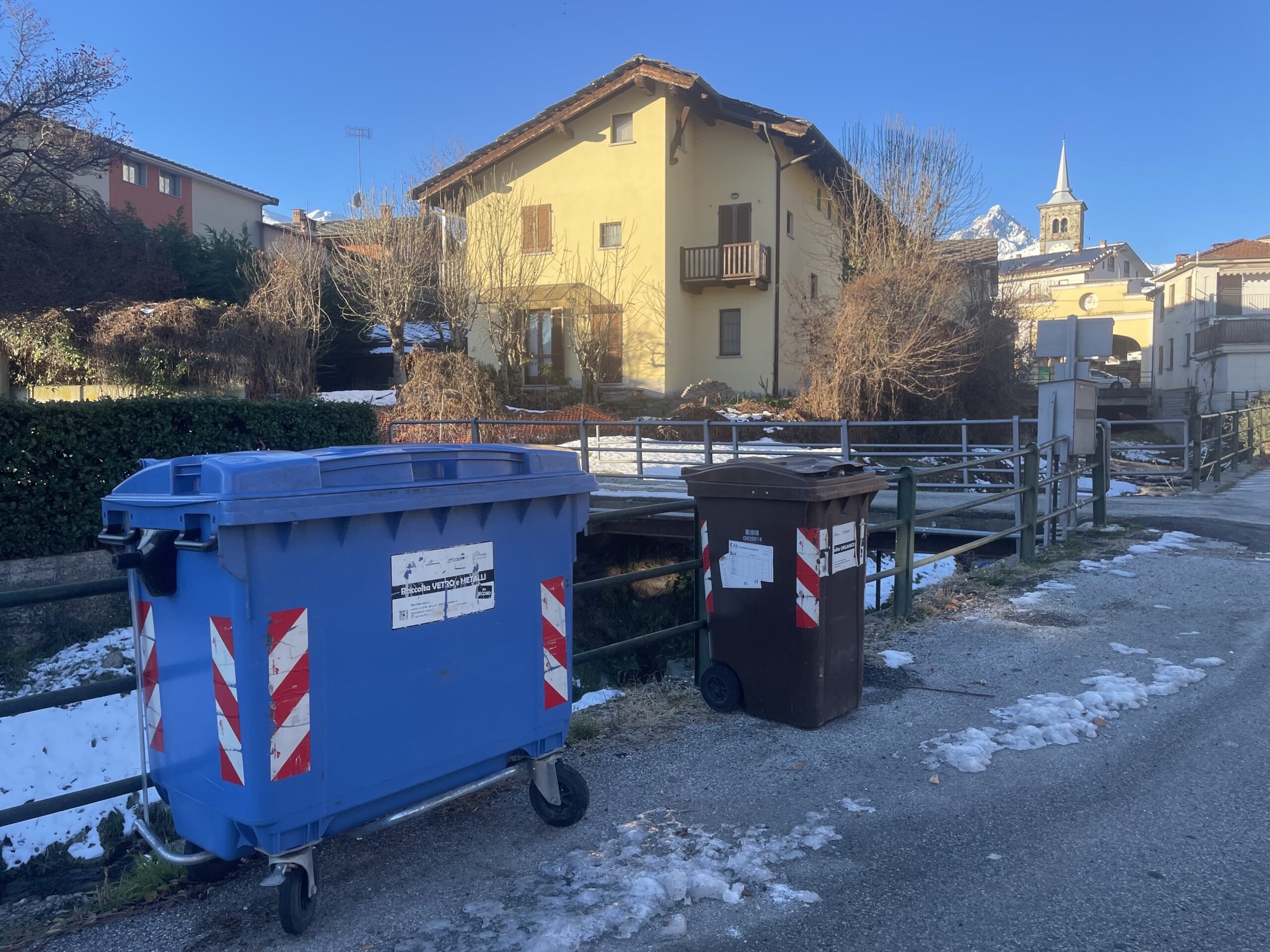 Paesana - cassonetti dei rifiuti