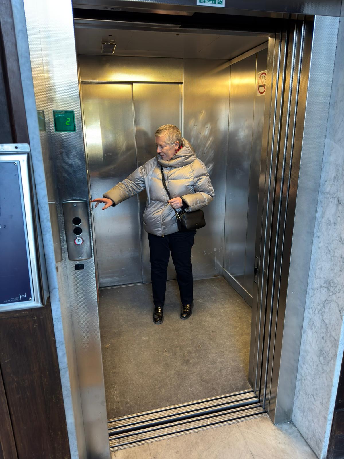 Patrizia Manassero nell'ascensore della stazione ferroviaria