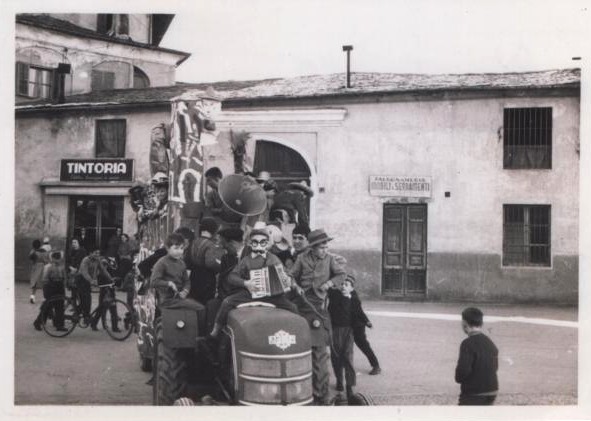 01-W Cesana 1960 carnevale sul piazzale parrocchiale Cucco 2026