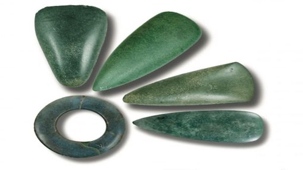 1-Lame di asce neolitiche e anello di pietra verde del Monviso