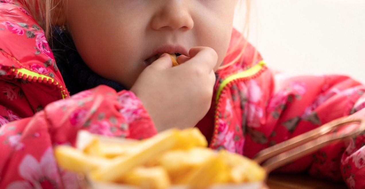 Bambina che mangia (foto Pixabay)