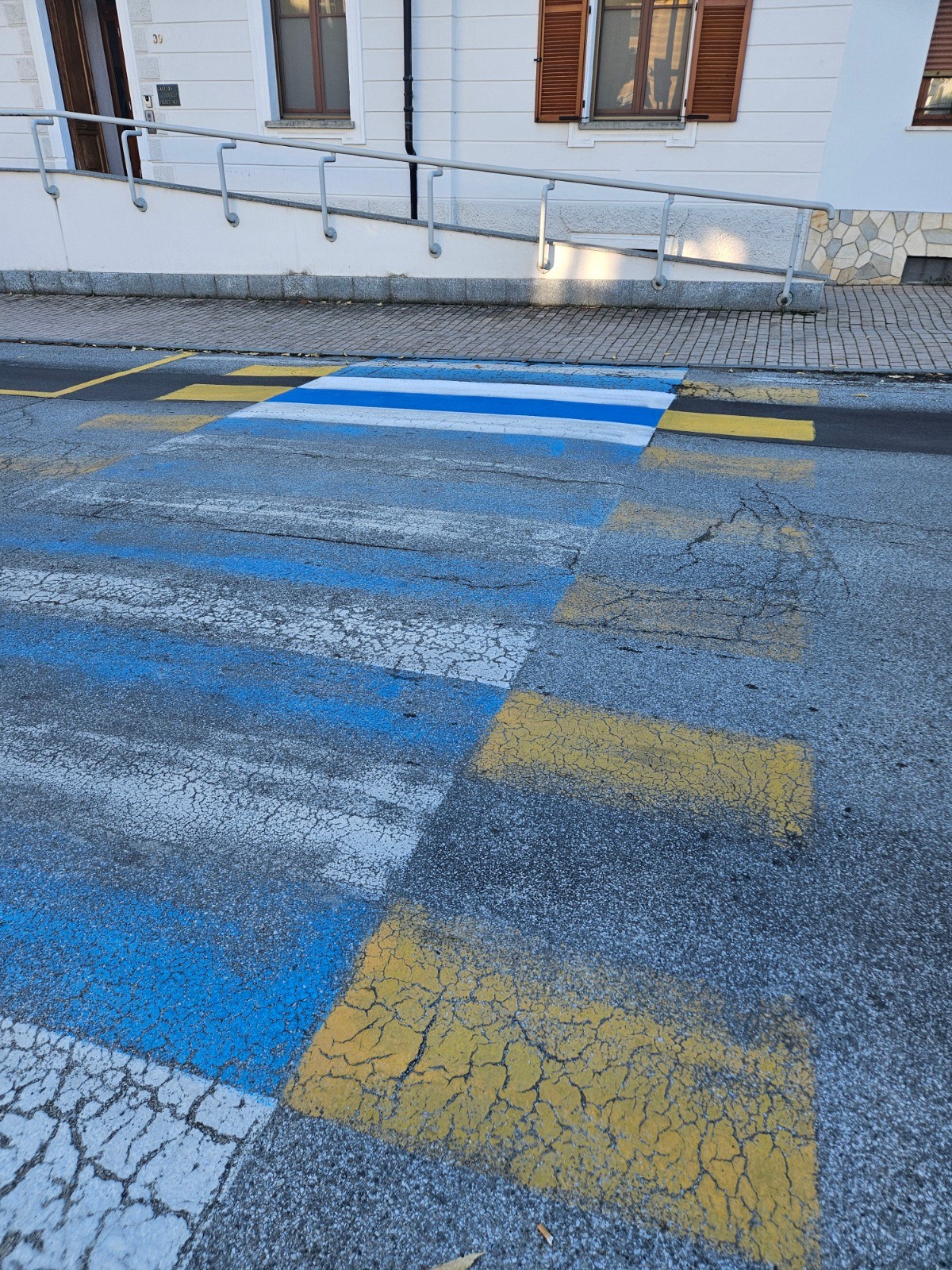Sanfront, strisce pedonali incomplete