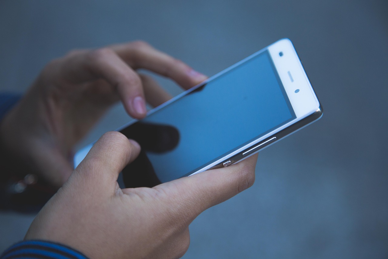 Giovane con cellulare in mano (foto Pixabay)