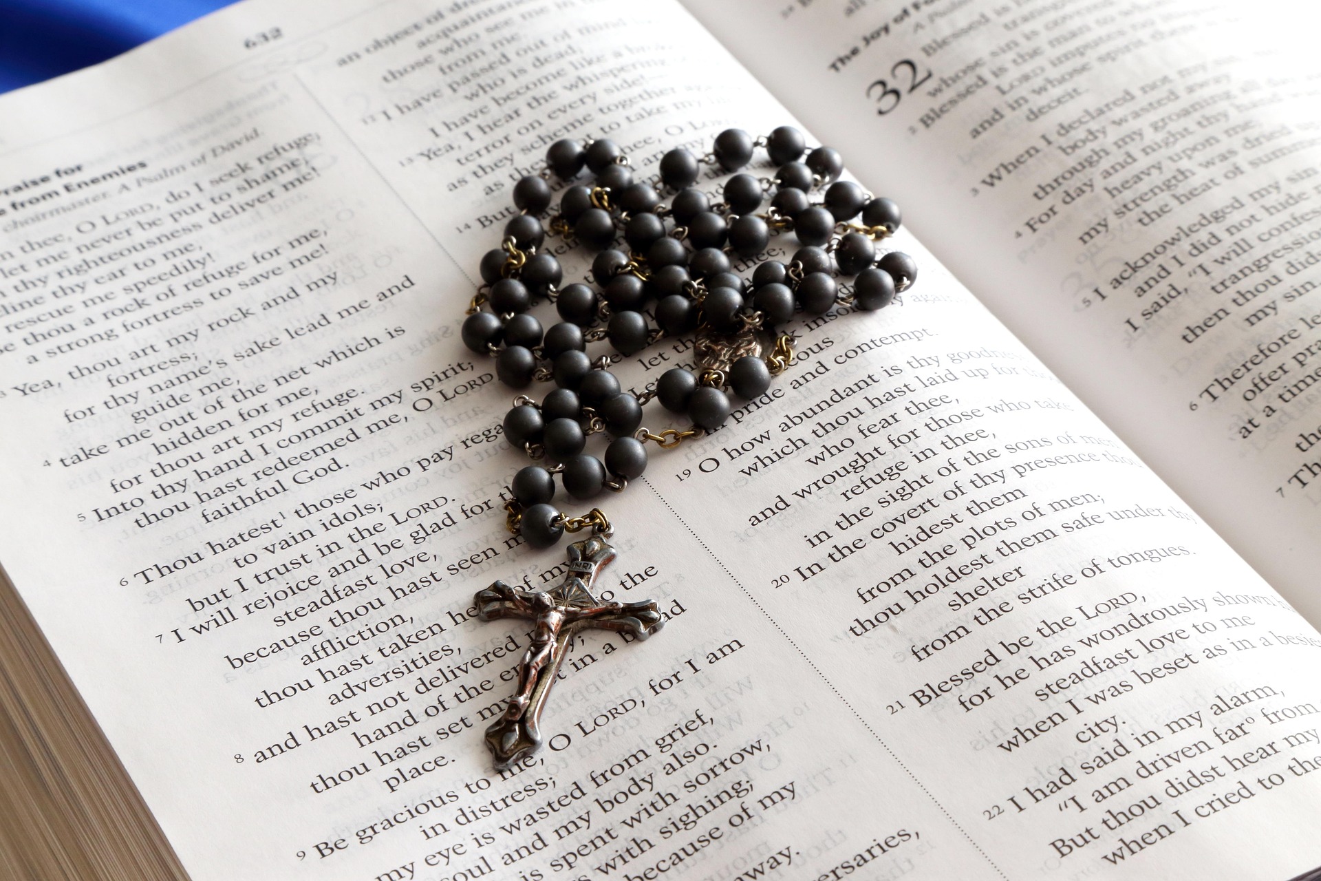 Rosario su Bibbia (foto Pixabay)