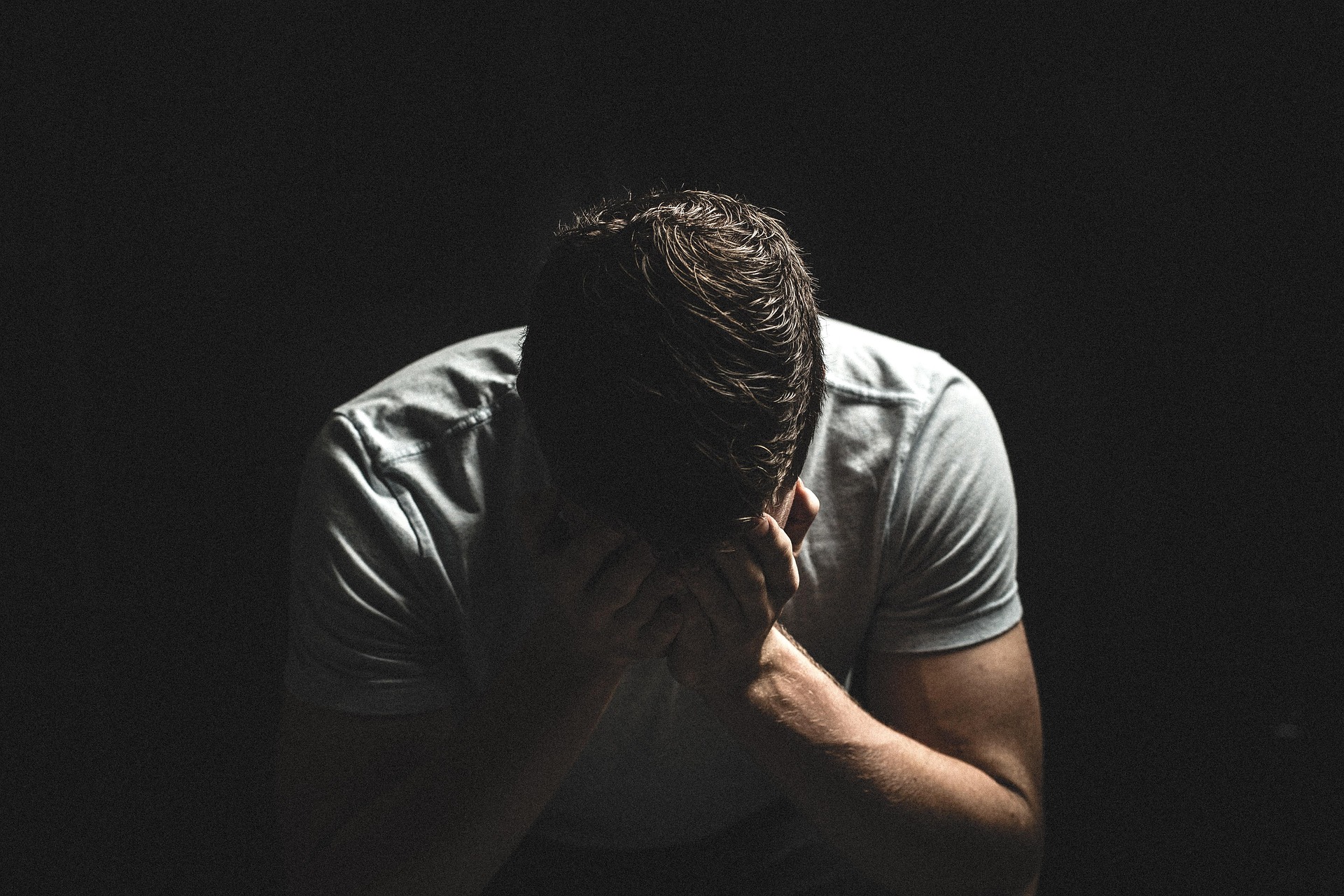 uomo con la testa tra le mani (pixabay)