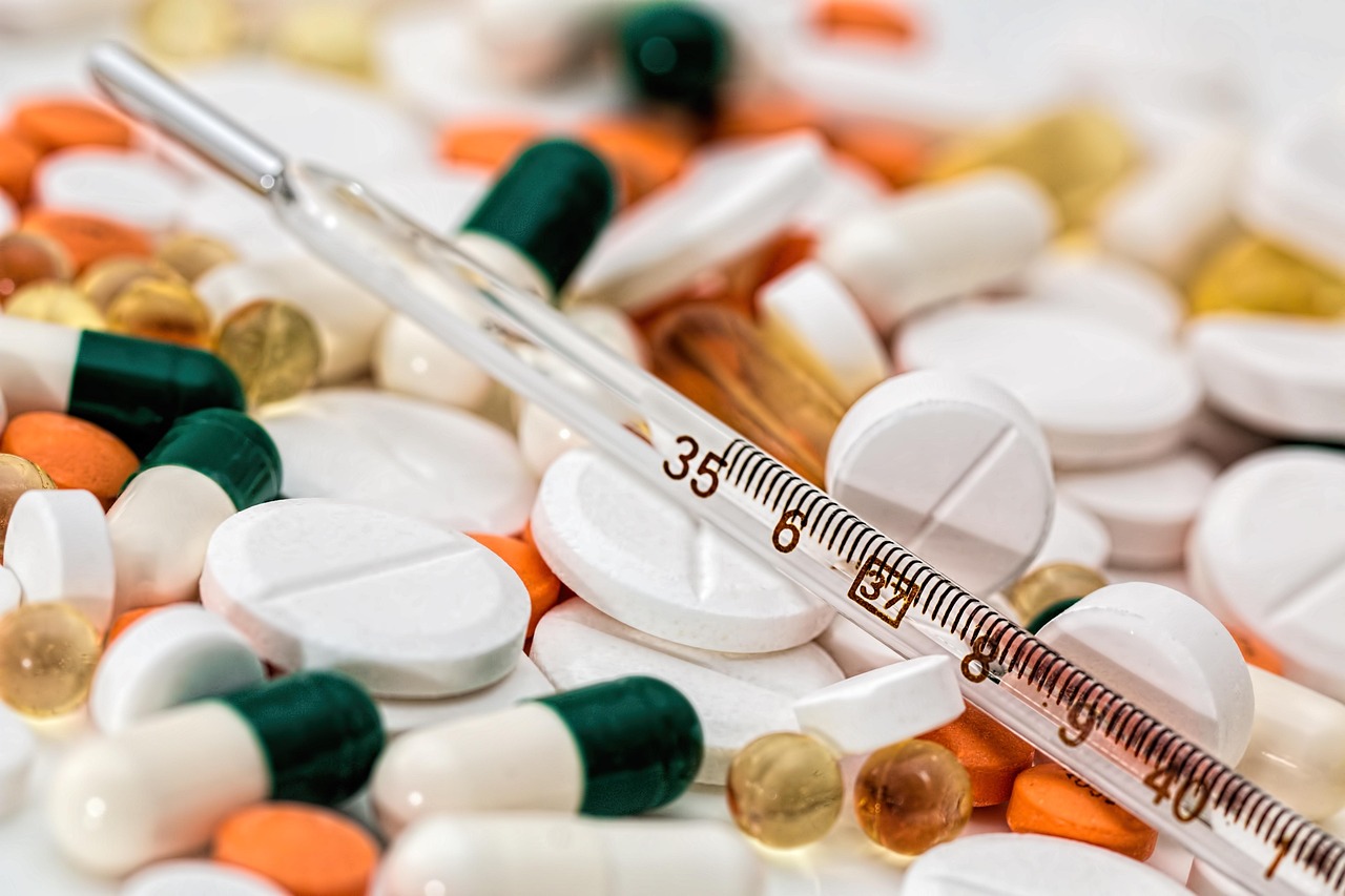 farmaci con termometro (foto Pixabay)
