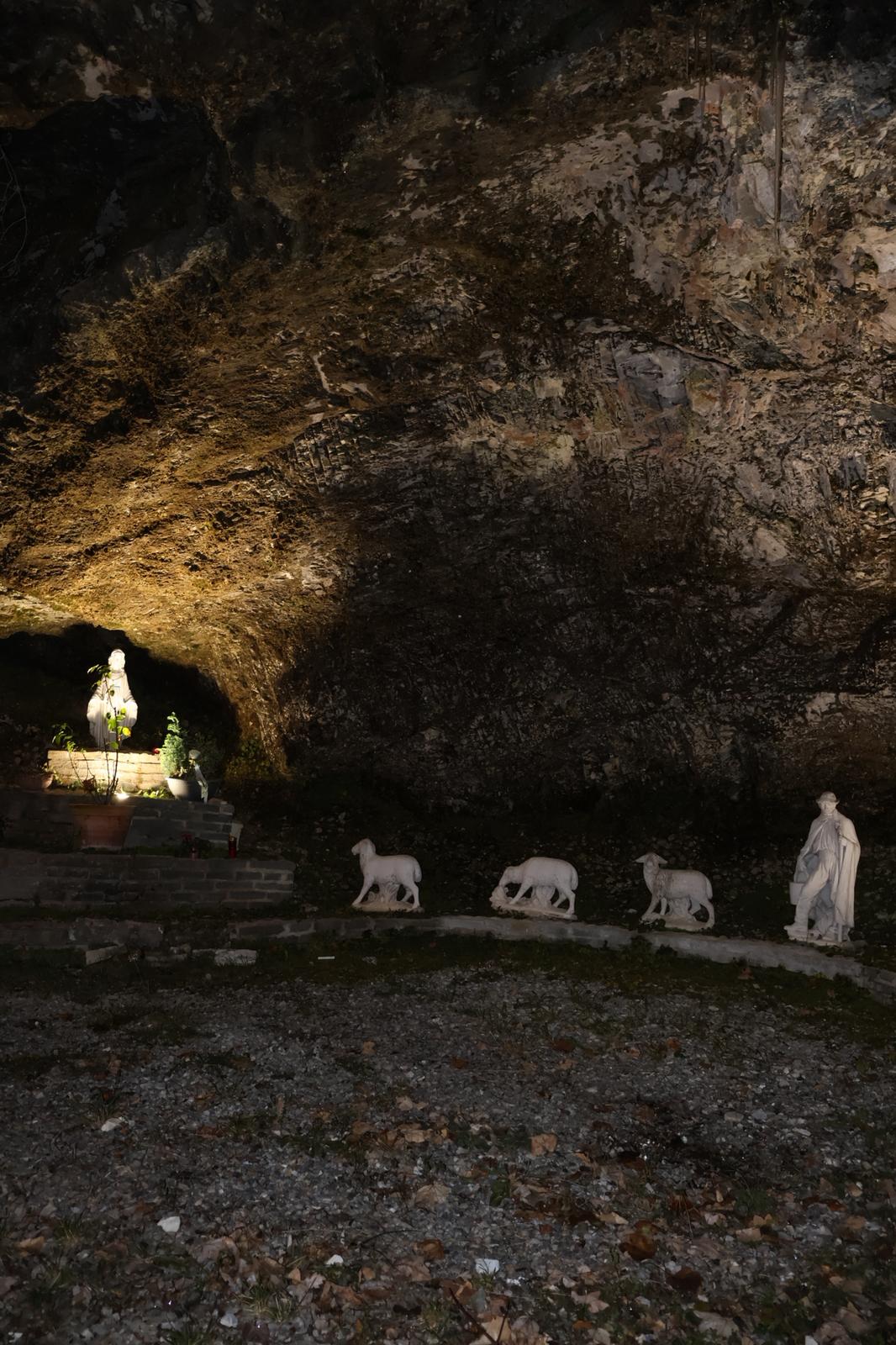 Roaschia - la grotta della madonna