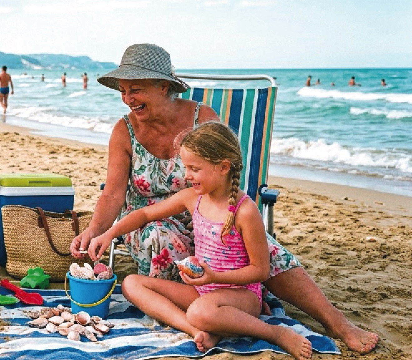 Nonna con nipote a spiaggia