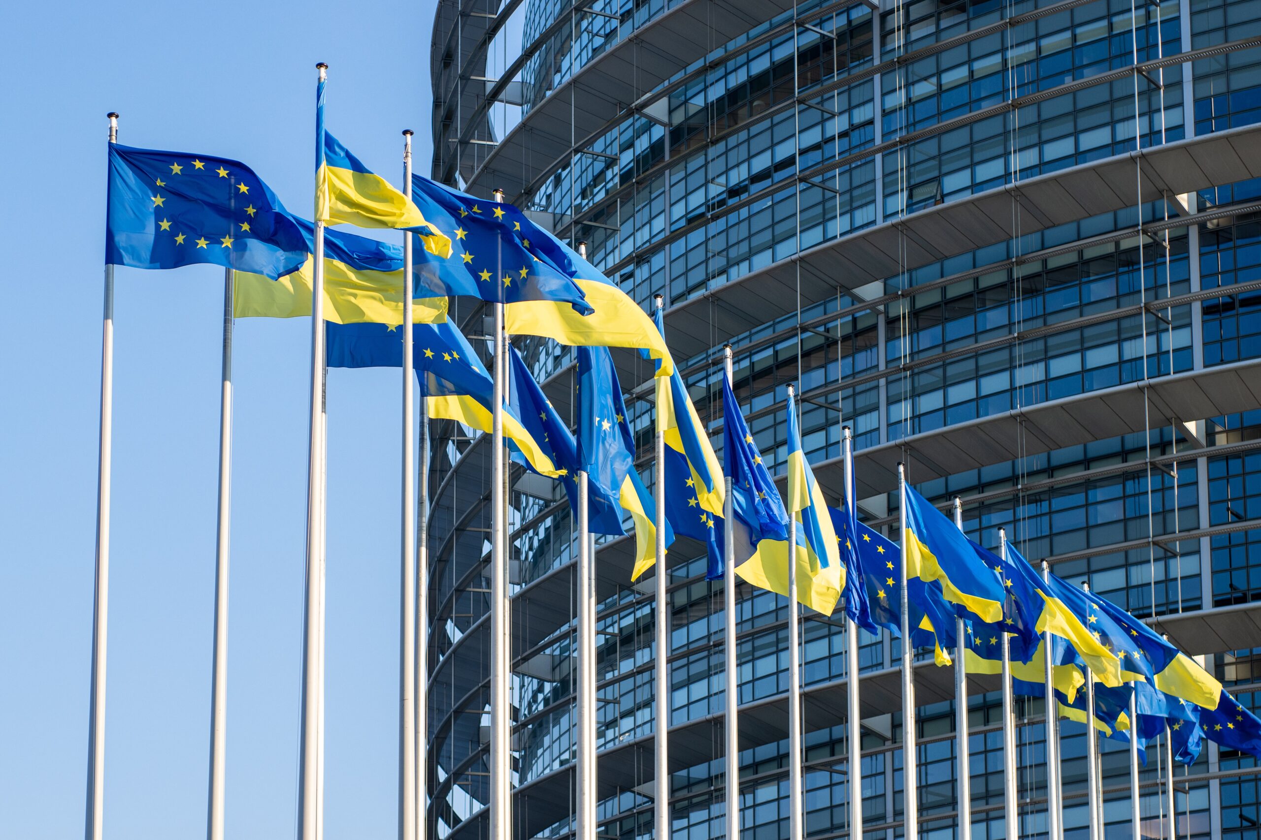 Bandiere Unione Euroepa e Ucraina (foto Pixabay)