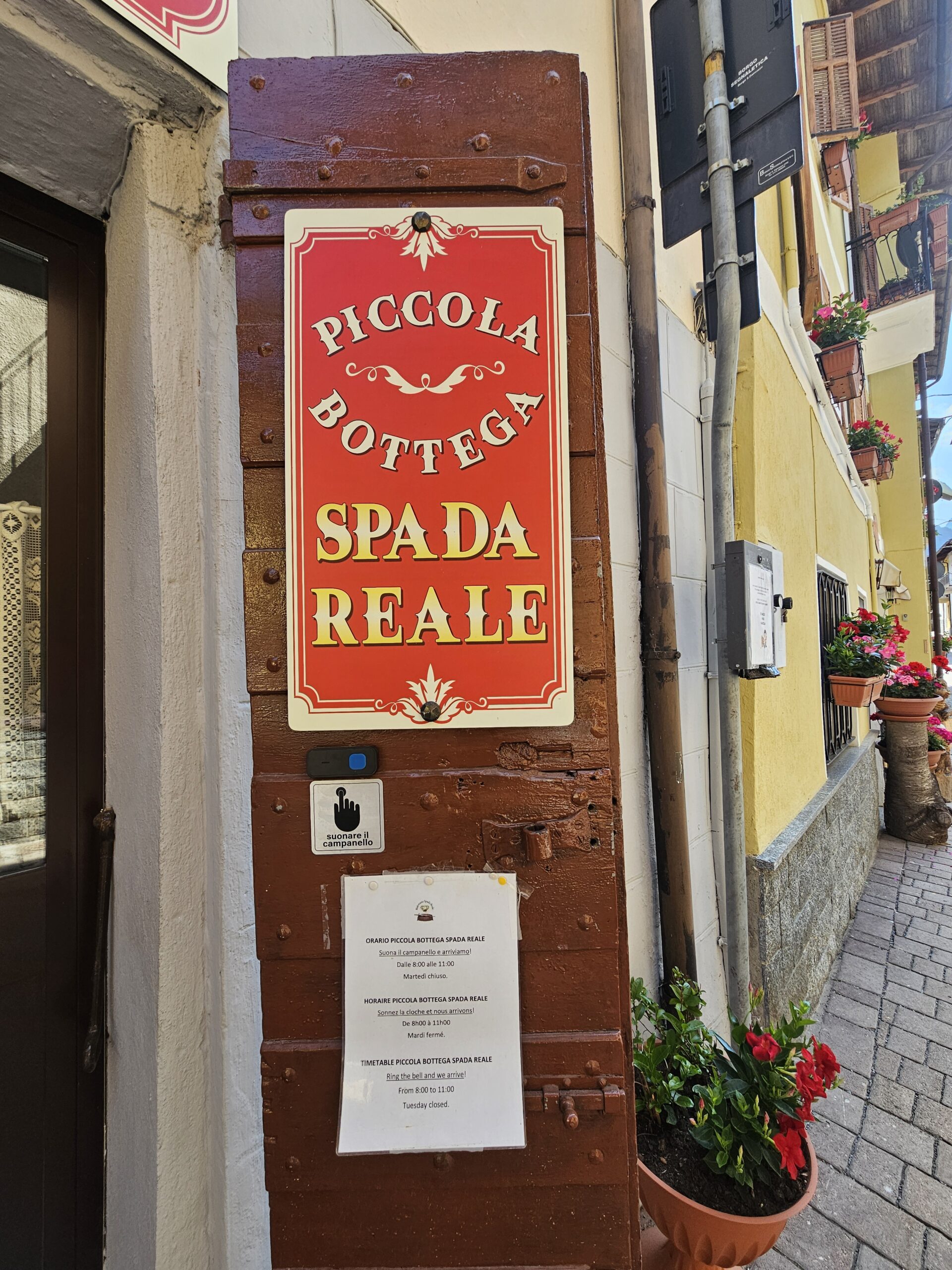 Roaschia - entrata della bottega con il campanello
