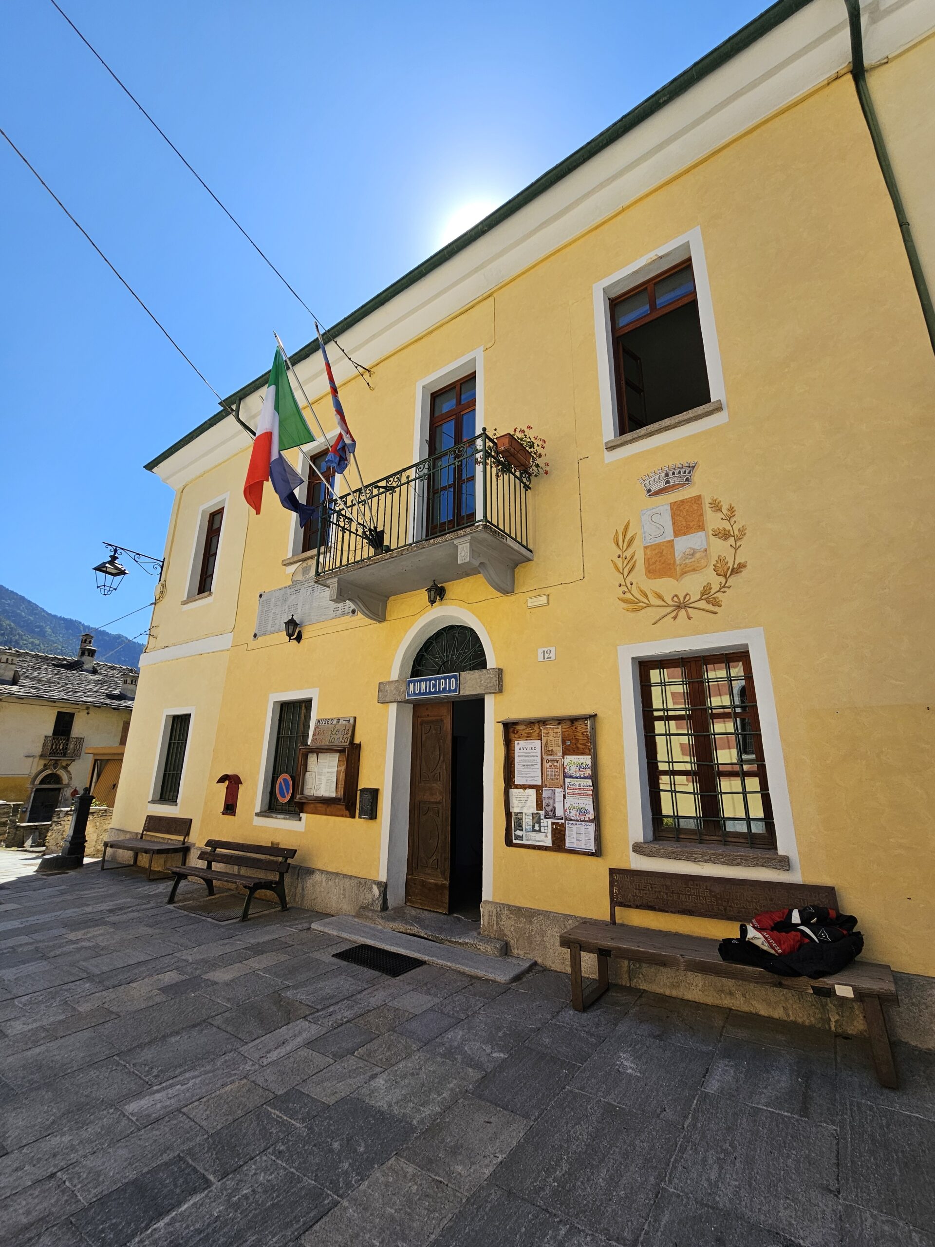 Il Municipio di Stroppo, anche sede del Museo della Scuola